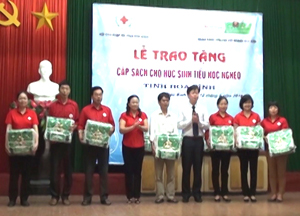 Đồng chí Đinh Thị Đào, Chủ tịch Hội CTĐ tỉnh trao cặp sách cho Hội CTĐ các huyện để chuyển tới các em học sinh nghèo.

 

